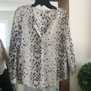 Joie snow leopard top size small